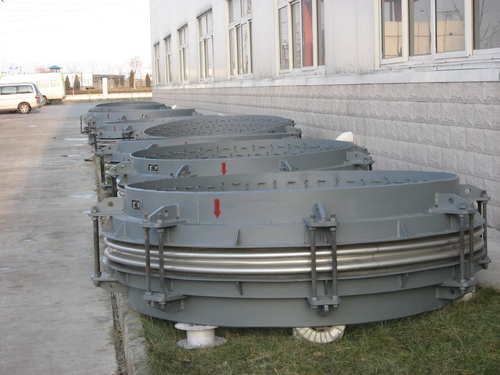 Single hinge compensator 1