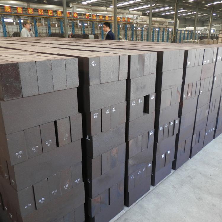 Carbon magnesia brick